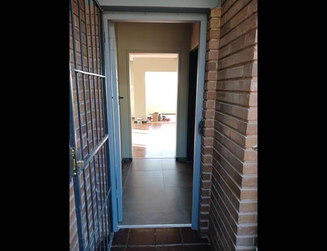 2 BEDROOM APARTMENT TO LET IN ESSENWOOD
